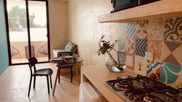 Kühlschrank, Mikrowelle, Wasserkocher mit Kaffee-/Teezubehör