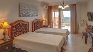 Artículos del minibar gratis y caja de seguridad en la habitación 