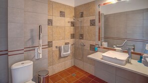 A bathroom with a shower, toilet, and sink. - Villa Sevasti (Katerini)