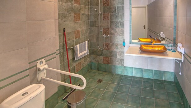 A bathroom with a shower, toilet, and sink. - Villa Sevasti (Katerini)