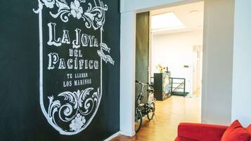 Smart TV 20-inci dengan saluran TV satelit dan TV