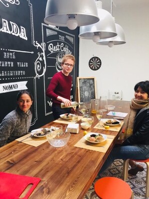 20-inch Smart TV with satellite channels, TV - Be Nomad Home Stay (Valparaiso)