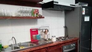Fridge, stovetop, toaster, blender - Be Nomad Home Stay (Valparaiso)