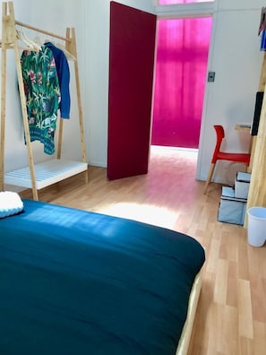 Individually decorated, individually furnished, desk, laptop workspace - Be Nomad Home Stay (Valparaiso)
