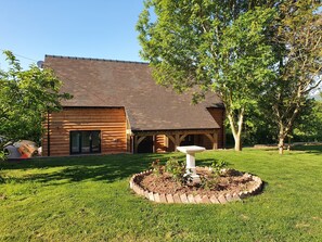 Exterior - Lovely dog friendly cottage 4 miles from Ludlow with feature oak glass gable. (LUDLOW)