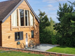 Exterior - Lovely dog friendly cottage 4 miles from Ludlow with feature oak glass gable. (LUDLOW)