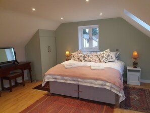 1 bedroom, desk, iron/ironing board, travel cot - Lovely dog friendly cottage 4 miles from Ludlow with feature oak glass gable. (LUDLOW)