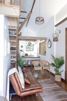 Apartamento, 1 quarto (Sunny Duplex) | Área de estar | Smart TV