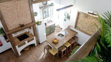 Apartamento, 1 quarto (Sunny Duplex) | Cozinha privada | Geladeira, micro-ondas, cooktop, máquina de café expresso