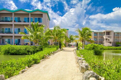 Fabulous condo w/ lagoon view, WiFi, central AC, shared pool & central location