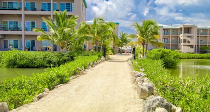 Fabulous condo w/ lagoon view, WiFi, central AC, shared pool & central location