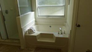 Villa | Salle de bain | Séchoir à cheveux, serviettes fournies