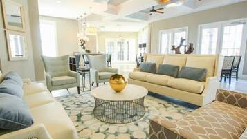 Apartment | Living room | Flat-screen TV, DVD player