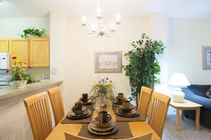 Departamento | Cocina privada | Refrigerador, microondas, parrilla de estufa y utensilios de cocina 