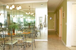 Condo | Cocina privada | Refrigerador, microondas, horno y lavavajillas 