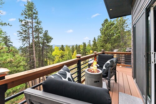 Treehouse - Cozy 1-Bed w/ Hot Tub & Views!