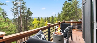 Treehouse - Cozy 1-Bed w/ Hot Tub & Views!