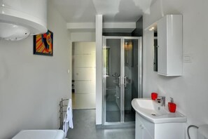 Shower, hair dryer, towels