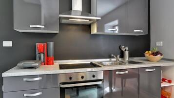 Jääkaappi, liesi, kahvin-/teenkeitin, leivänpaahdin