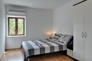 2 bedrooms, desk, free WiFi, bed sheets