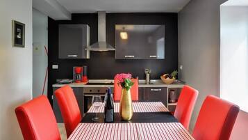 Jääkaappi, liesi, kahvin-/teenkeitin, leivänpaahdin