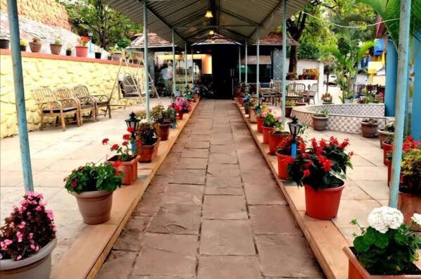 Property entrance - Hotel Mount Castle (Wai)