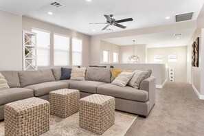 Rumah, 4 kamar tidur | Ruang keluarga | Televisi 30-inci dengan saluran TV kabel