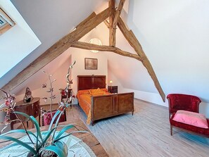 3 slaapkamers, een strijkplank/strijkijzer, reisbedje