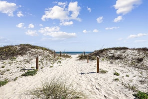 På stranden