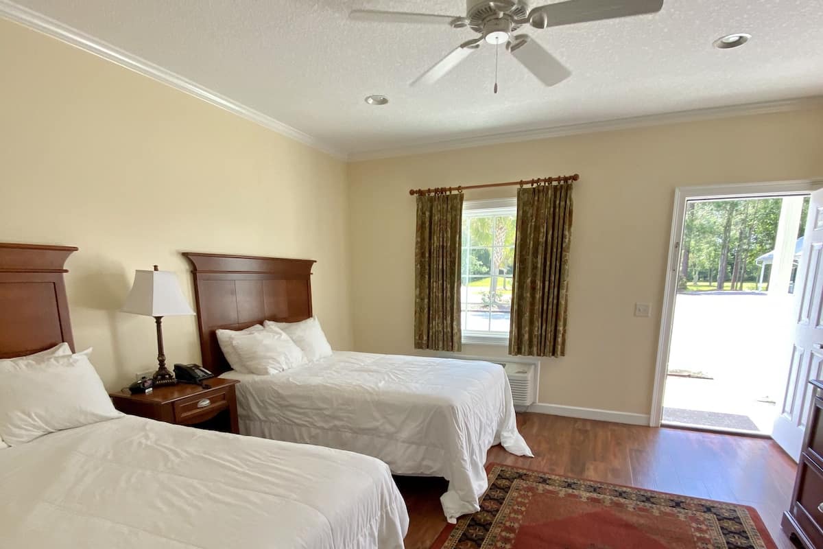Standard Double Room with Easy Access | 1 slaapkamer, luxe beddengoed, donzen dekbedden, een kluis op de kamer