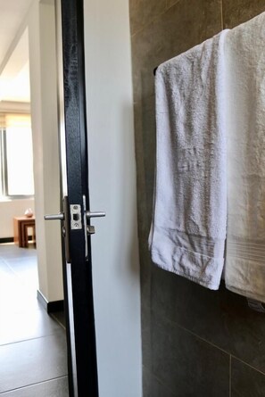 Apartment | Bathroom | Shower, free toiletries, towels, soap - Royal Delight (Accra)