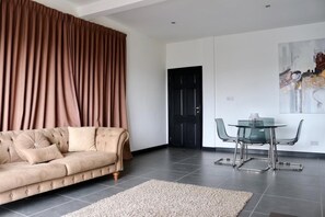 Apartment, Terrace | Living area | 40-inch Smart TV with cable channels, TV, Netflix
