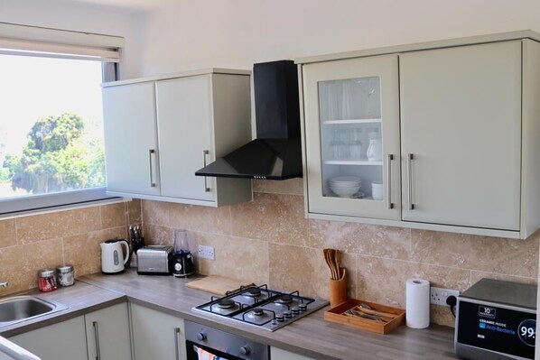 Appartement | Cuisine privée | Réfrigérateur, micro-ondes, four, plaque de cuisson