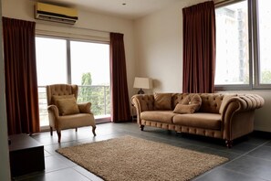 Apartment, Terrasse | Wohnzimmer | 40-Zoll-Smart-TV mit Kabelempfang, Fernseher, Netflix