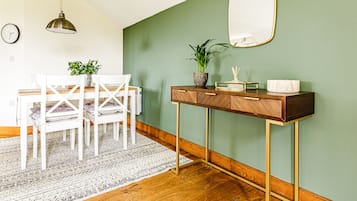 Traditional Cottage, Private Bathroom (Upstairs Coach House ) | Dining