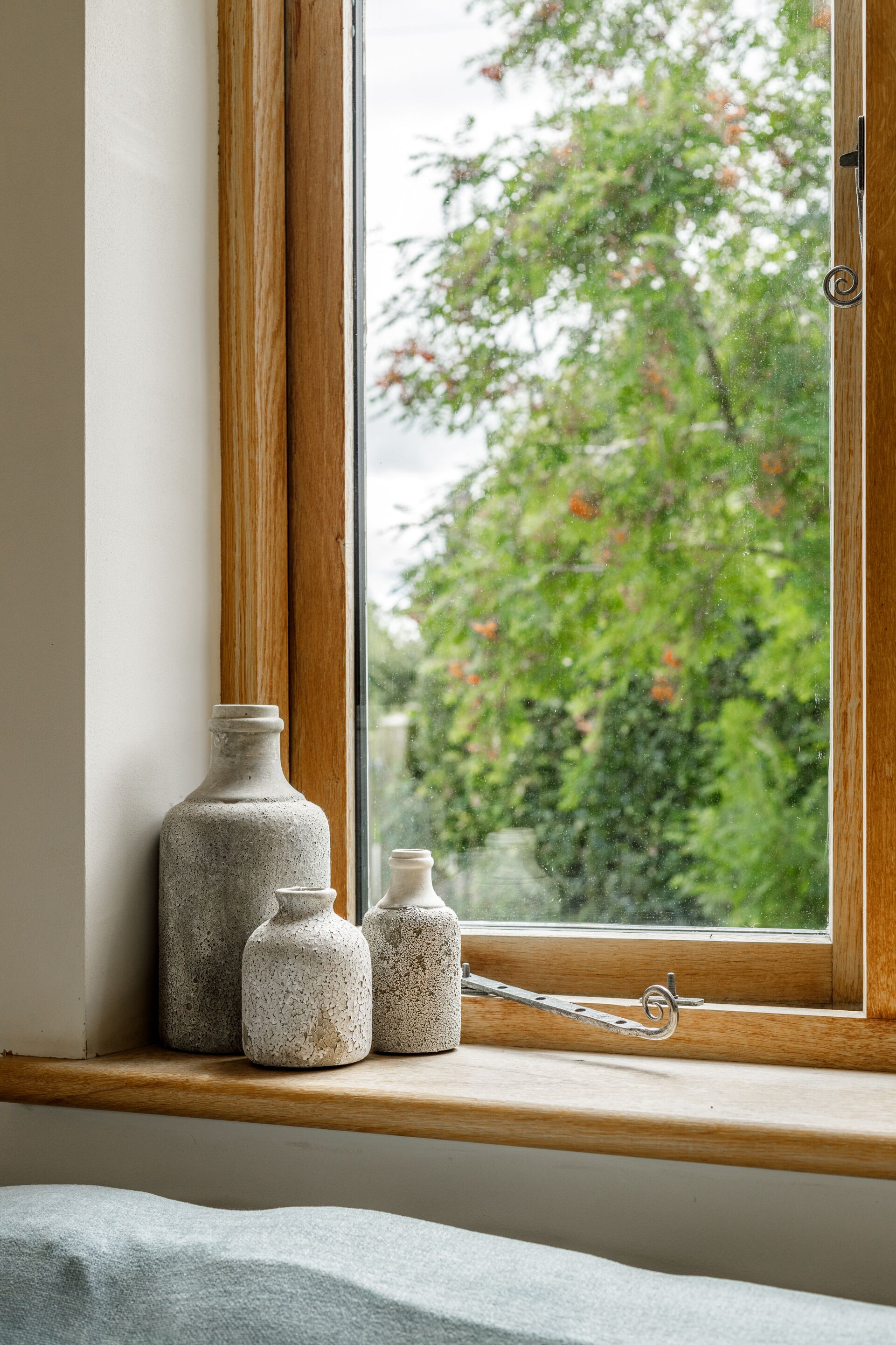 Ventana de madera con vista a árboles.