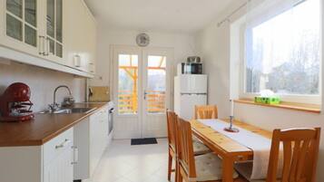 Fridge, oven, dishwasher, cookware/dishes/utensils