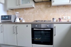 Microwave, cookware/dishes/utensils