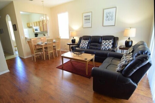 Apartment | Living room | TV - Regal 3 (Davenport)