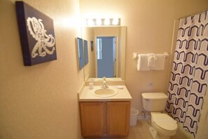 Apartment | Bathroom | Hair dryer, towels - Regal 3 (Davenport)
