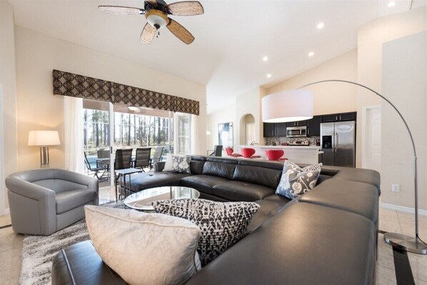 Rumah | Ruang keluarga | TV dan meja tenis meja