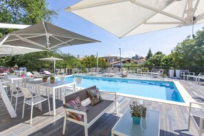 Una piscina al aire libre de temporada (de 09:00 a 19:00), sombrillas