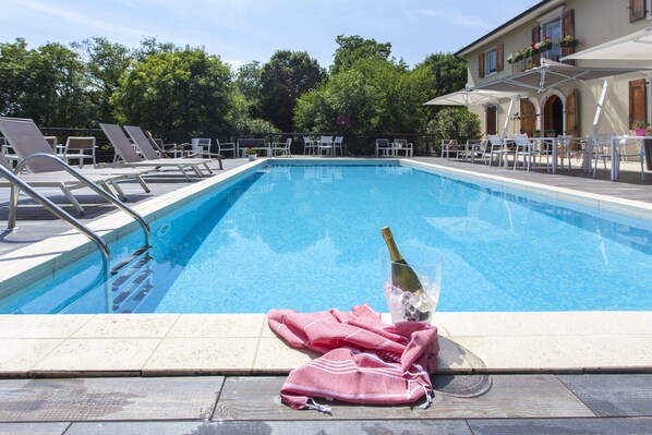 Seasonal outdoor pool, open 9:00 AM to 7:00 PM, pool umbrellas - Villa Borgo Duino (Duino-Aurisina)