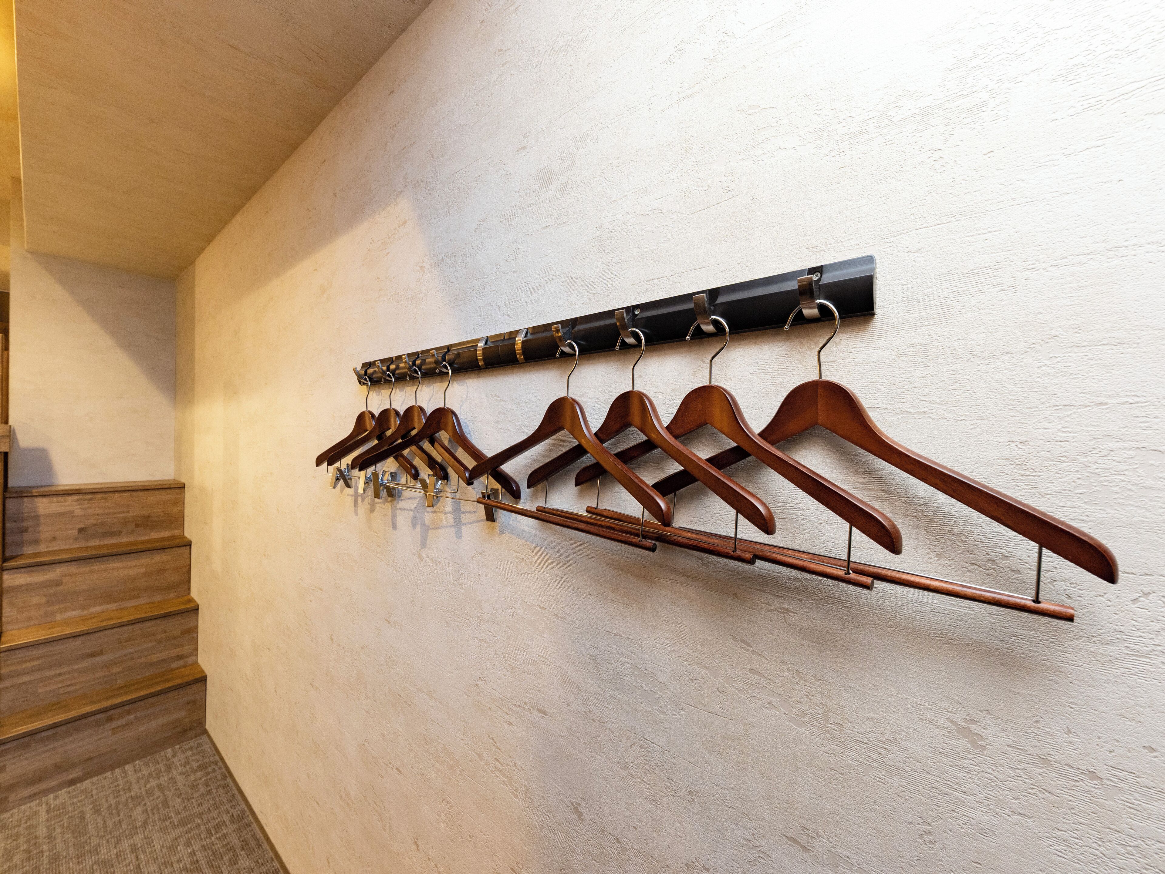 Eine an der Wand befestigte Garderobe mit mehreren Holzleisten.