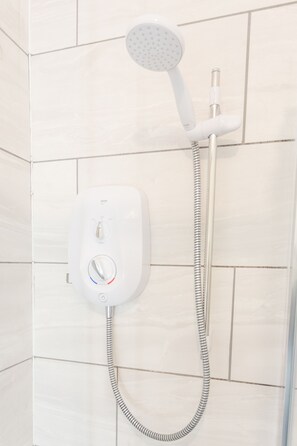 Bathroom - Beautiful 2 bedroom flat in barking, 30 min to Central London, shops city centre (Barking)