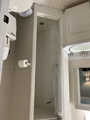 Duschwanne, Haartrockner, Handtücher, Seife