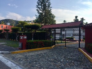 المنطقة الم حيطة بالمنشأة