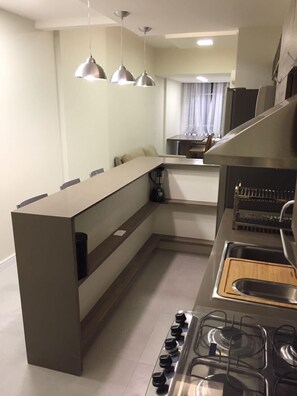 Refrigerador, microondas, horno y cafetera y tetera 