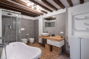 Secadora de cabello, toallas, shampoo, papel de baño 