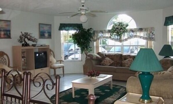 Apartment | Wohnzimmer | Flachbildfernseher, DVD-Player